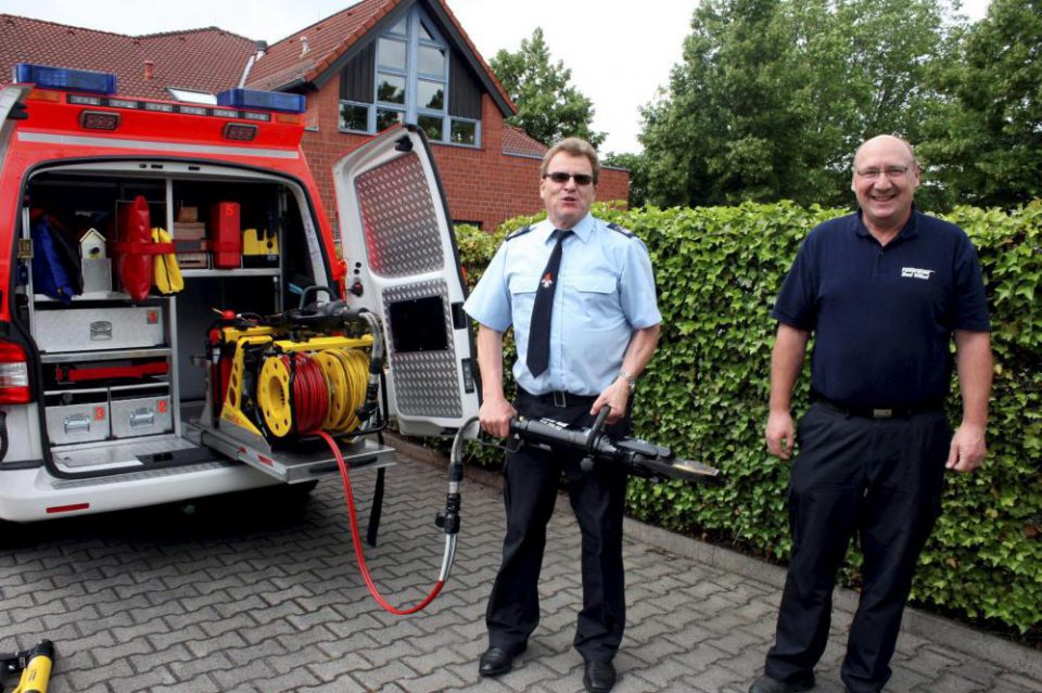 Gerald Lamb (rechts) und Thomas Farr präsentieren die Rettungsschere.Foto: Deul