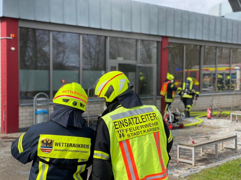 Ein Wäschewagen in Brand geraten